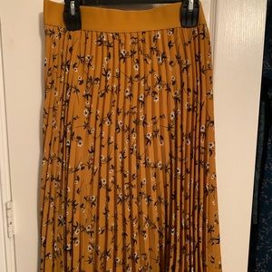 Mustard printed pleated skirt